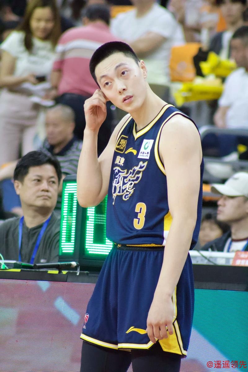 广东队长胡明轩寒风中签名！徐杰缩成一团，杜锋一句话逗乐全场球迷