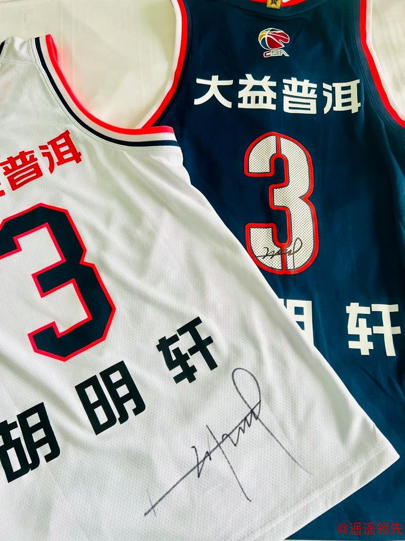 广东队长胡明轩寒风中签名！徐杰缩成一团，杜锋一句话逗乐全场球迷